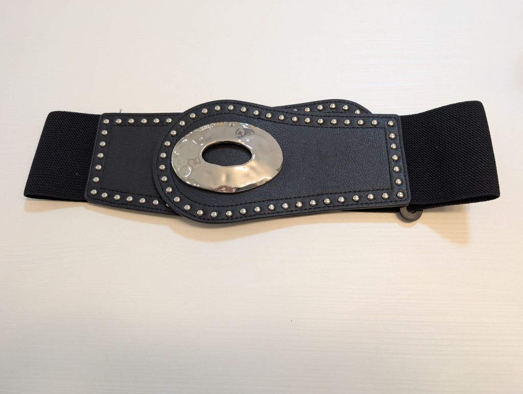 CINTO CON TACHAS Y HEBILLA OVAL